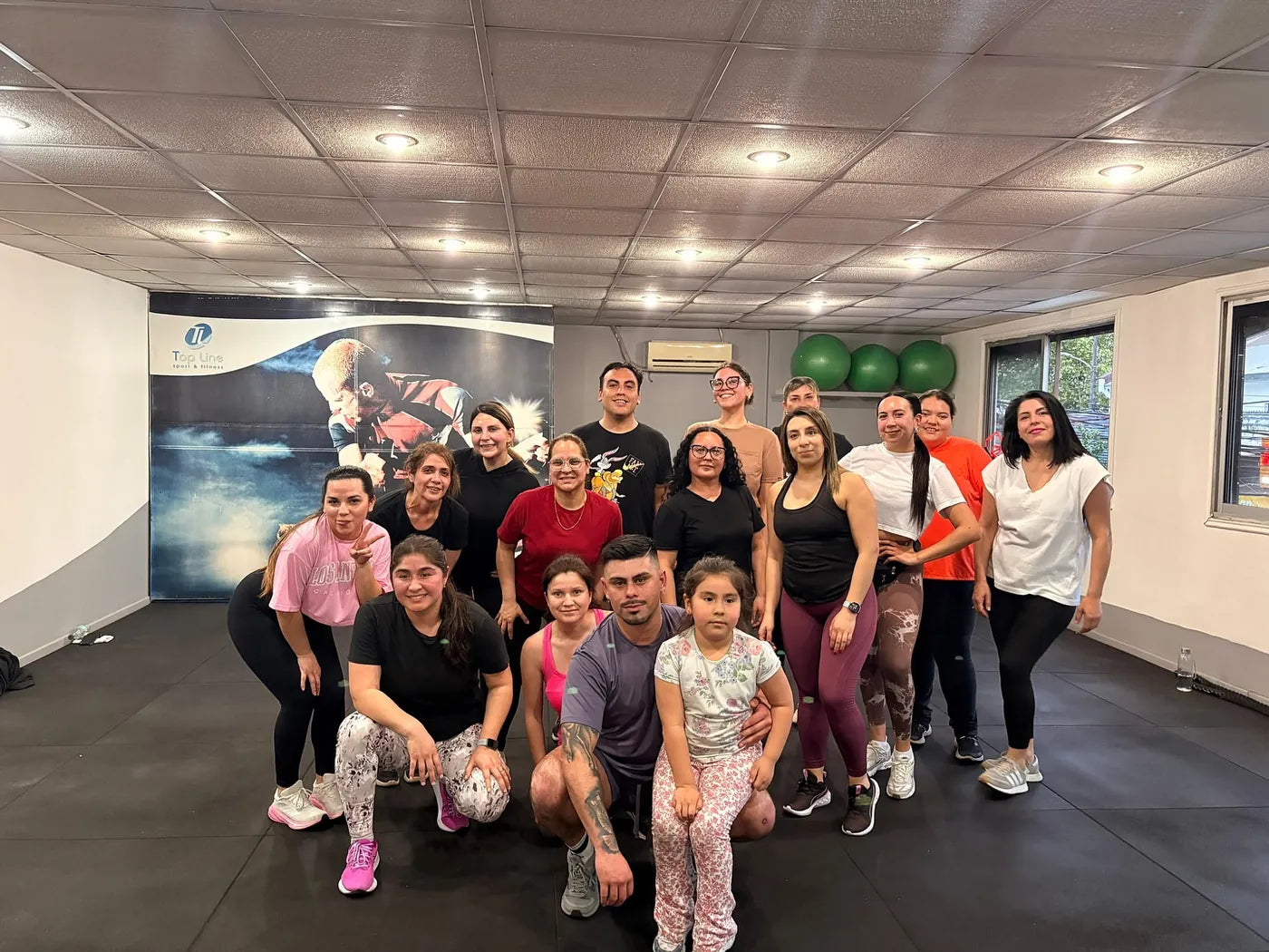 Grupo de Power Dance reunido en la sala de Top Line