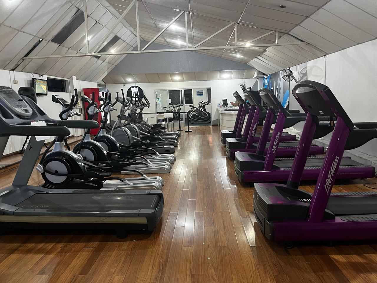 Sala de cardio de Top Line con caminadoras y elípticas