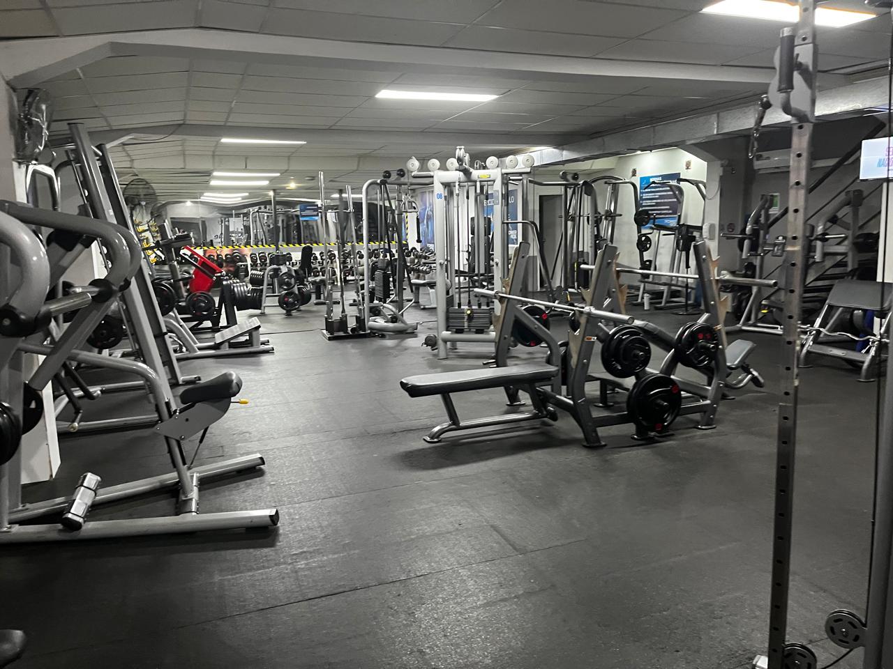 Máquinas y equipamiento en la sala de musculación de Top Line